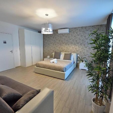 Karol Wojtyla Airport Bari Hotel Bagian luar foto