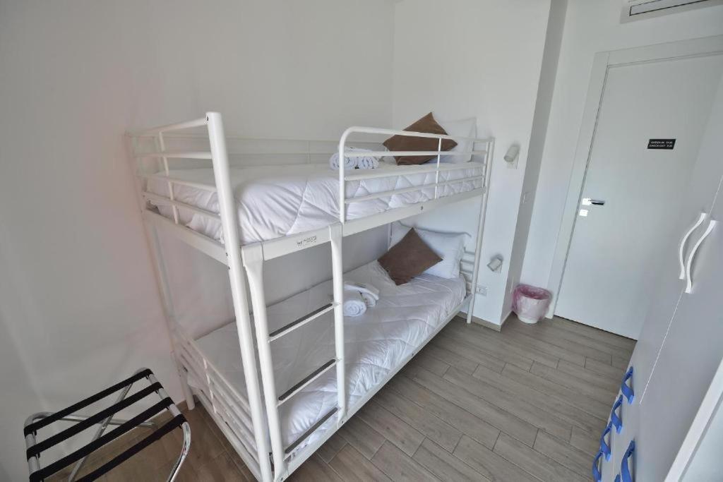 Karol Wojtyla Airport Bari Hotel Bagian luar foto